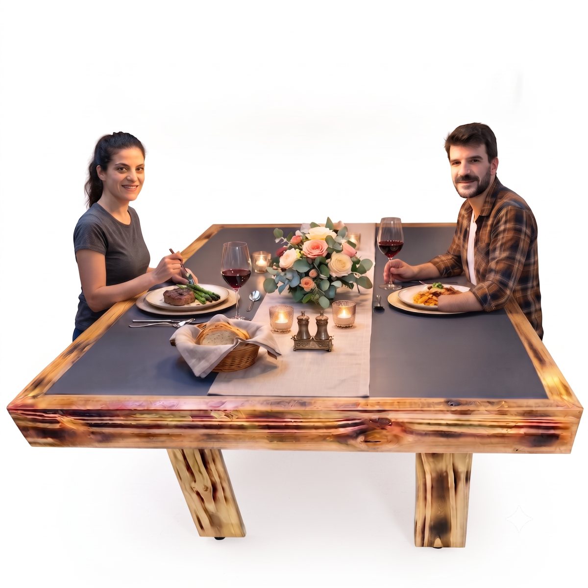 Mesa de madera preparada para una cena, con flores, velas y copas sobre el centro.